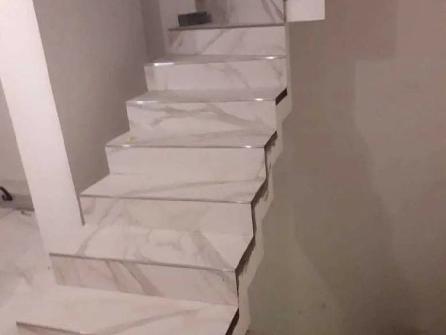 Облицовка крамогранитом лестницы в Зеленогорске 1