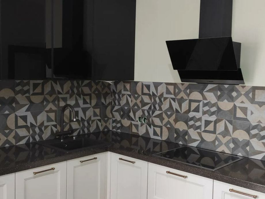 Укладка керамогранита на кухонном фартуке на индустриальном пр. 3