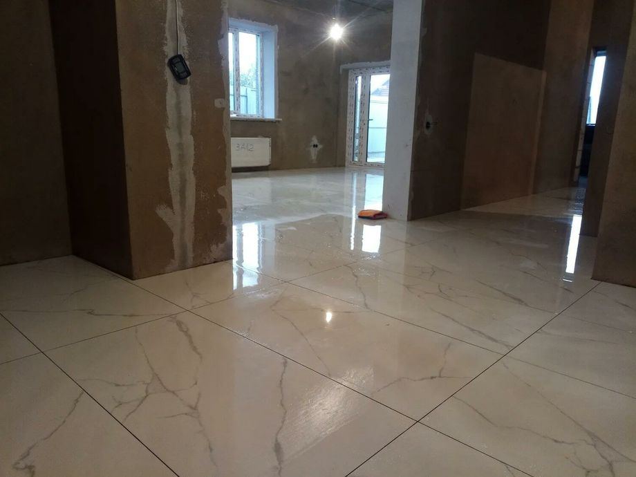 Укладка керамогранита на пол в Суоранде