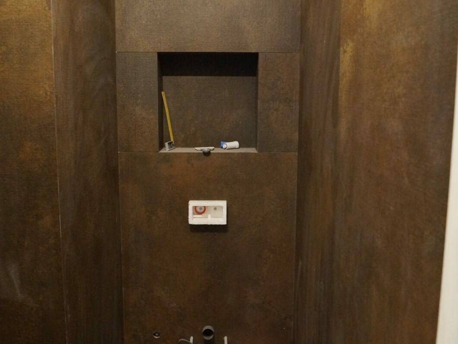 Укладка крупноформатного керамогранита в санузле на Суворовском пр.