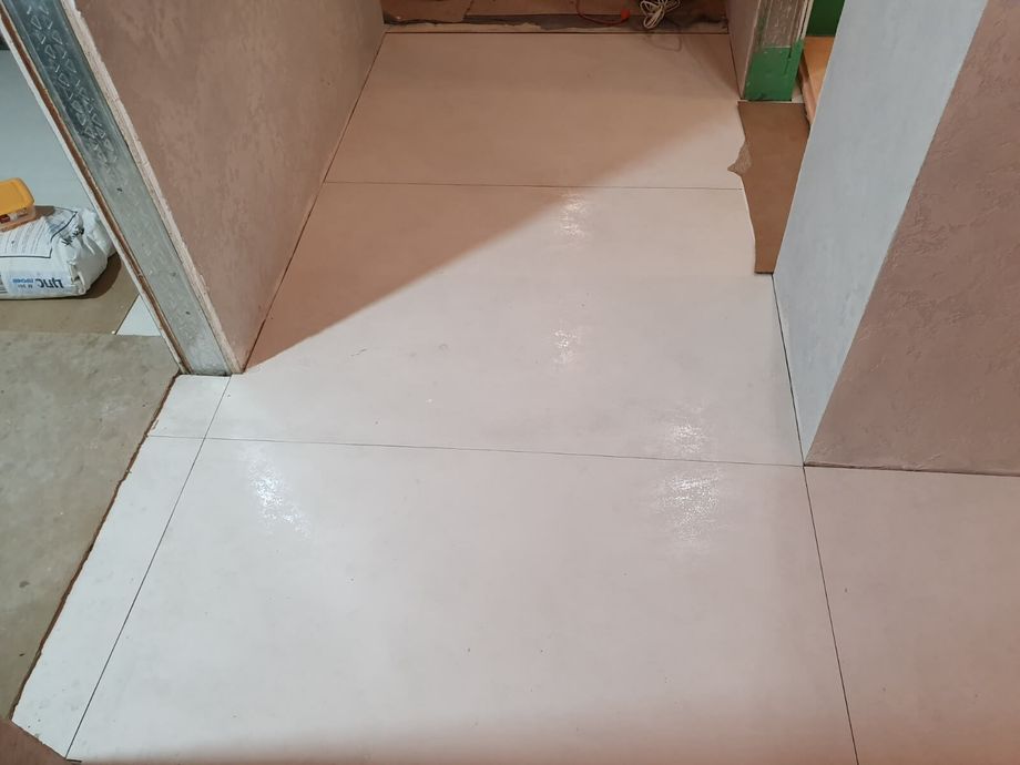 Укладка крупноформатного керамогранита на пол на Ленинском пр.  5