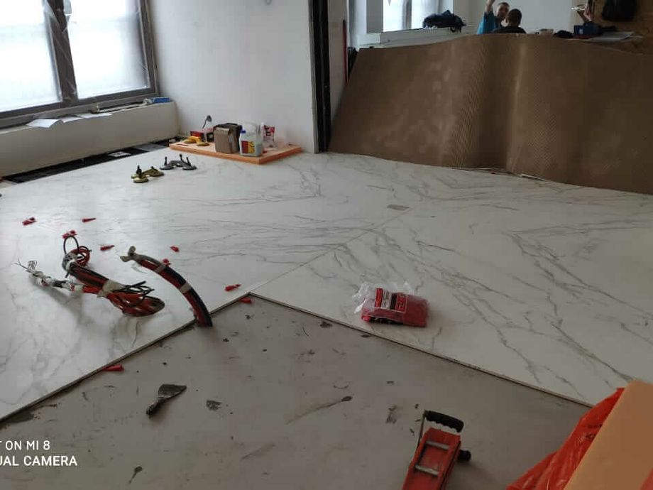 Укладка крупноформатного керамогранита на пол на наб. Мартынова 2